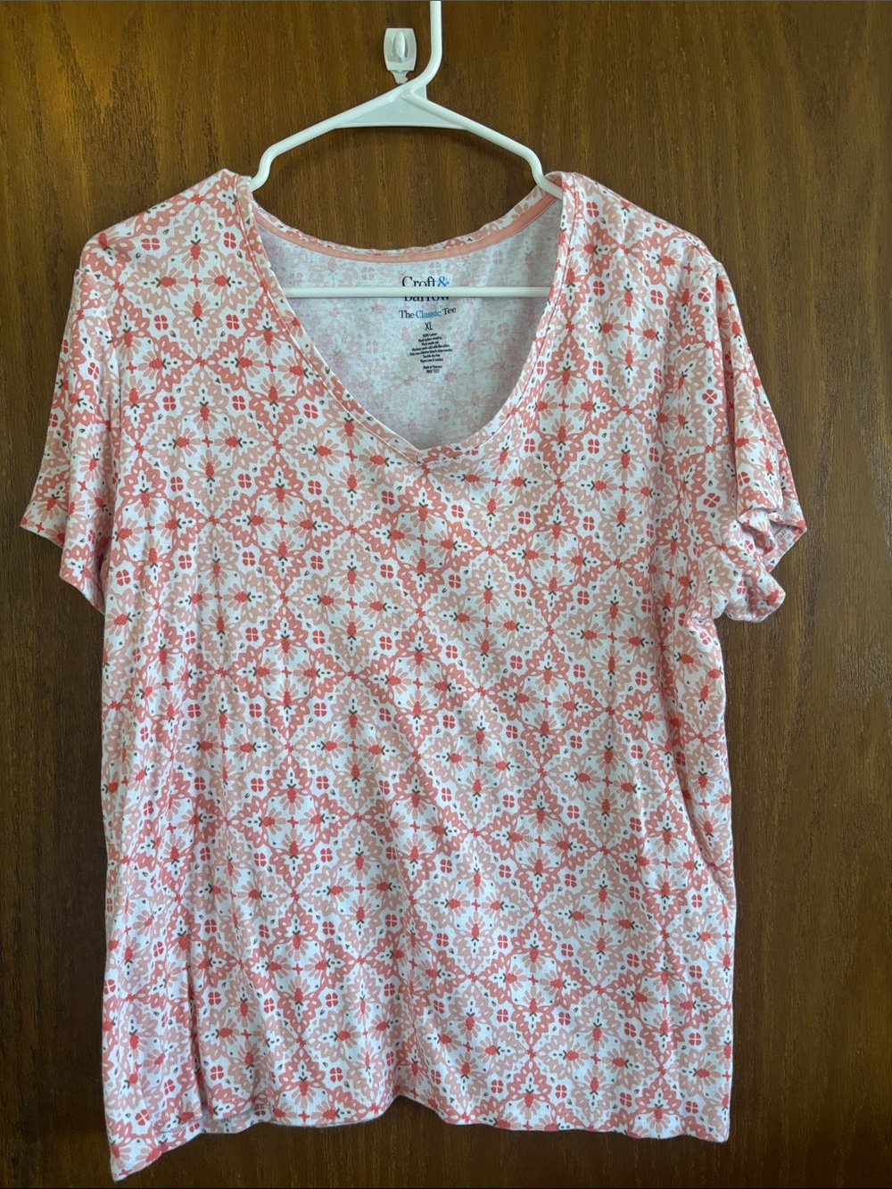 croft & barrow Coral and White V-Neck Floral Short Sleeve Tee